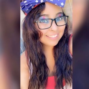 Meet your Posher, Claudia